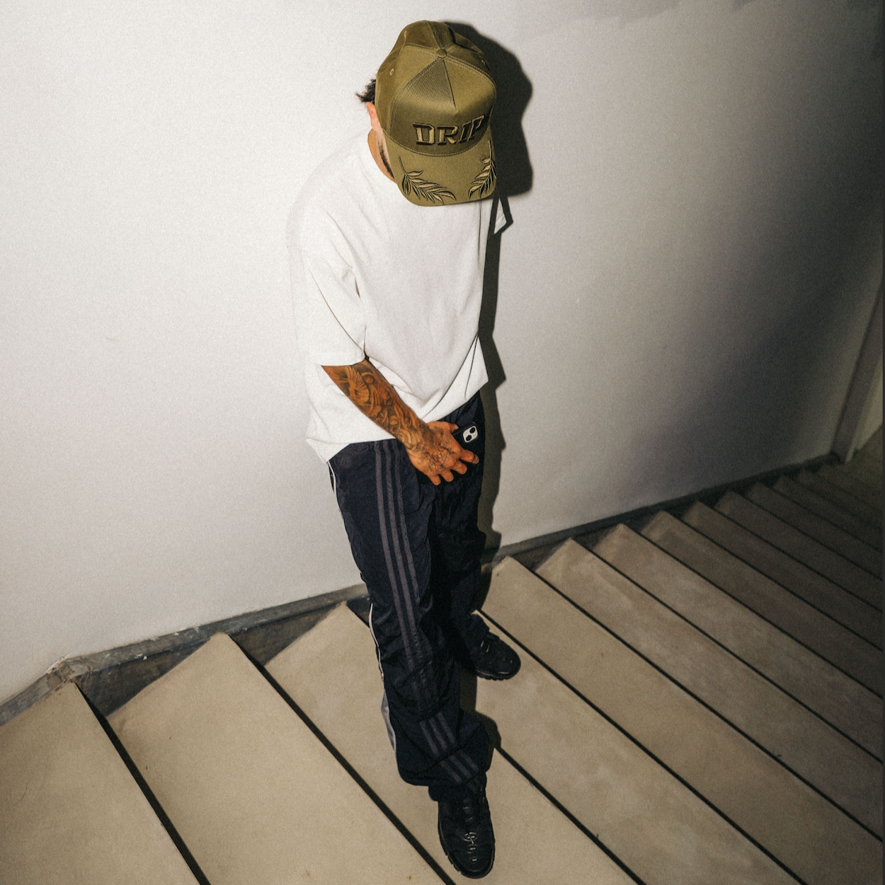 Gorra olive AT Olive detalle logo - snapback Drip Club Costa Rica