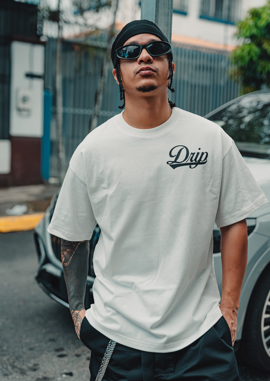Camiseta Mini Logo blanca Drip Club modelo - basics streetwear Costa Rica