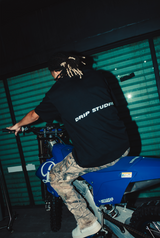 Camiseta New Studios negra Drip Club modelo - basics streetwear Costa Rica