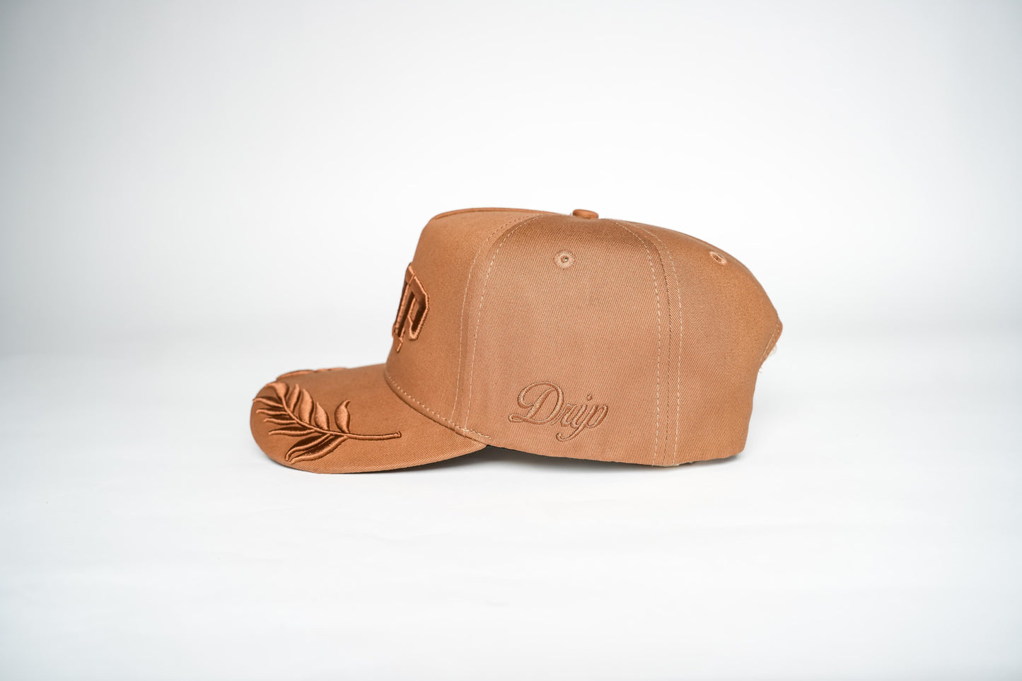 Gorra marrón Drip Club lateral - snapback streetwear Costa Rica