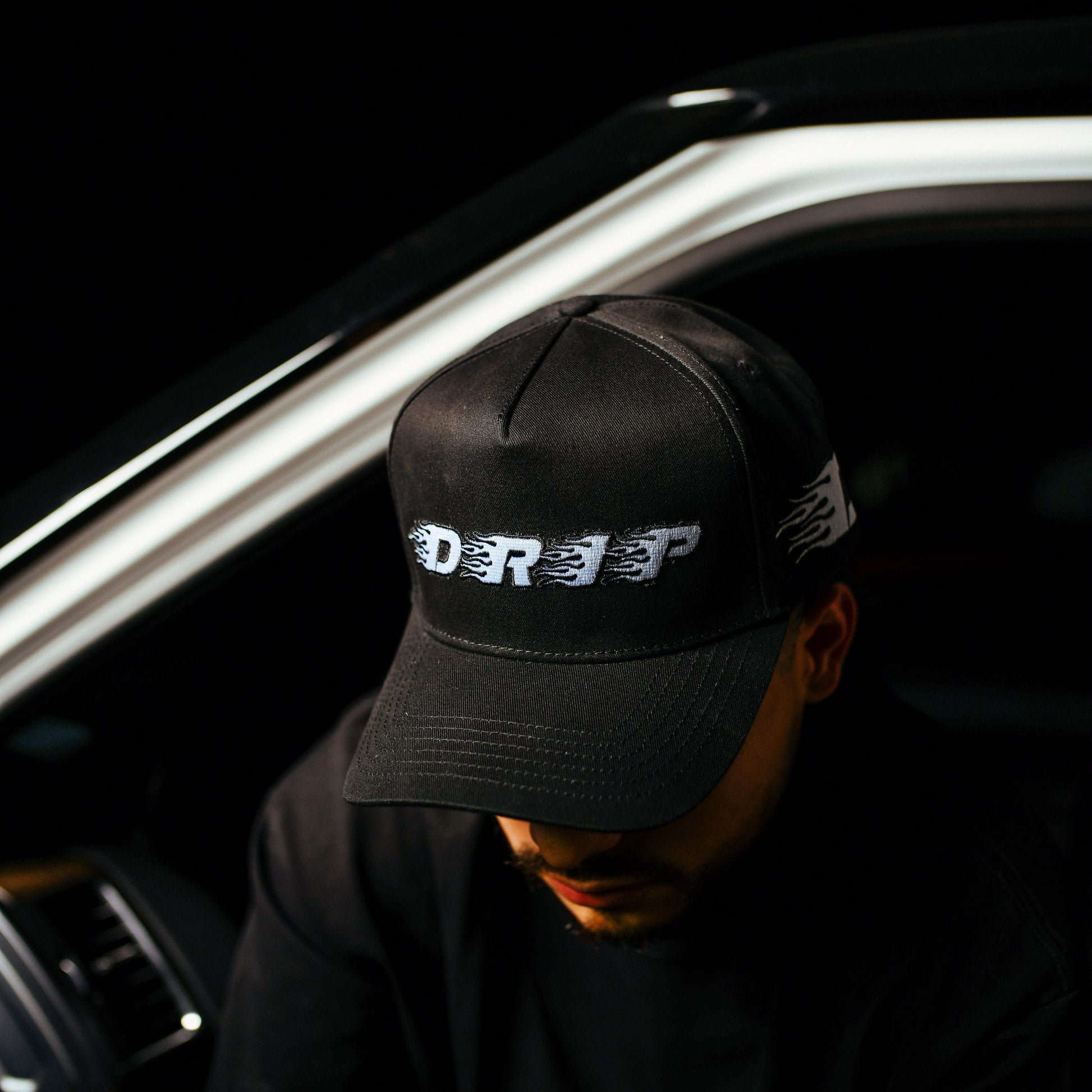 Gorra Cap Flame blanca detalle - snapback diseño llamas Drip Club Costa Rica