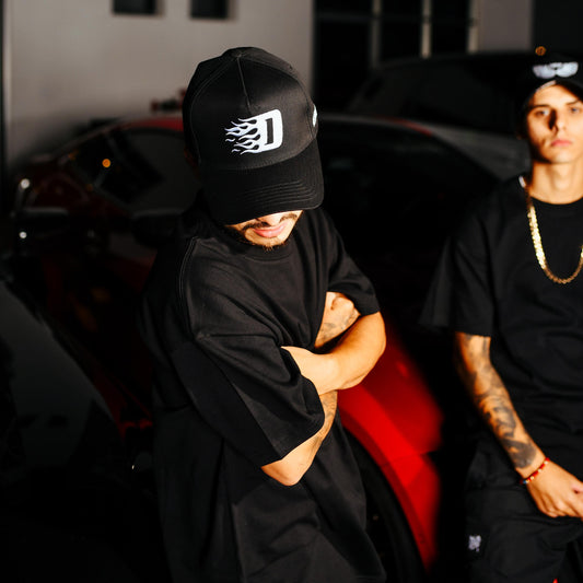 Gorra Flame Drip detalle visera - snapback diseño llamas Costa Rica