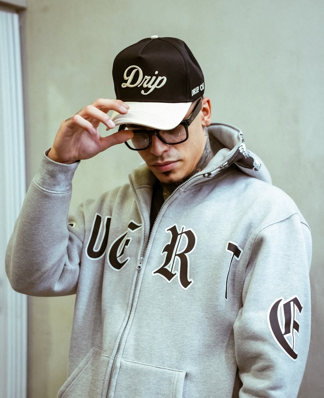 Gorra Black Visor Cream Drip lateral derecha - snapback streetwear Costa Rica